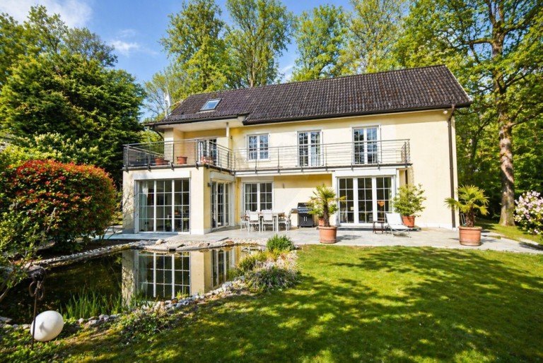 Hausansicht Bad Homburg vor der H�he / Kirdorf Villa Charmantes Einfamilienhaus mit gro�z�gigen Terrassen und viel Platz f�r die Familie