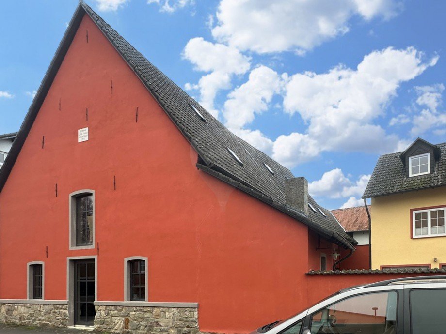 Hausansicht und Scheune Mehrfamilienhaus Friedrichsdorf / Burgholzhausen vor der H�he