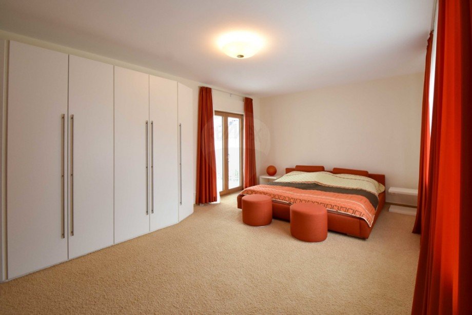 Zimmer 1 OG mit Zugang zur Loggia Einfamilienhaus Bad Homburg vor der H�he