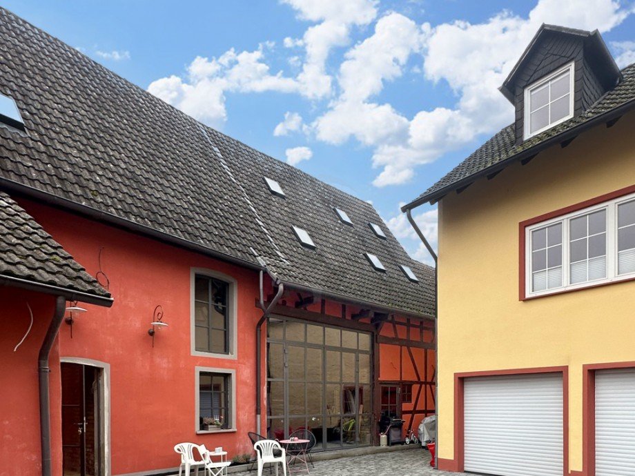 Hausansicht und Scheune Mehrfamilienhaus Friedrichsdorf / Burgholzhausen vor der H�he