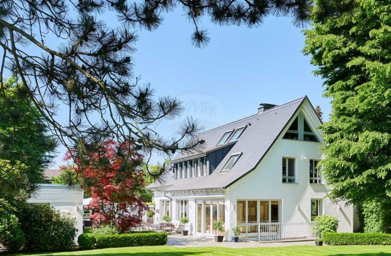 Hausansicht Bad Homburg Villa Exklusives Villenanwesen mit Poolhaus